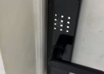 شقة بصالة مودرن ودخول ذاتي 