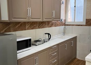 شقة بغرفة معيشة وغرفتين نوم 
