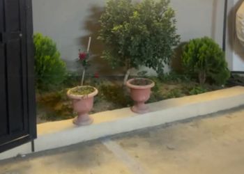 شقة بصالة جلوس وغرفتين نوم 