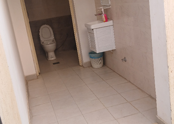 شاليه بمسطح اخضر وجلسة خارجية 
