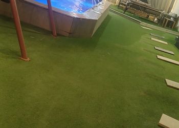 شاليه بمسطح اخضر وجلسة خارجية 