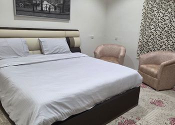 استديو بأثاث مريح وبسيط 
