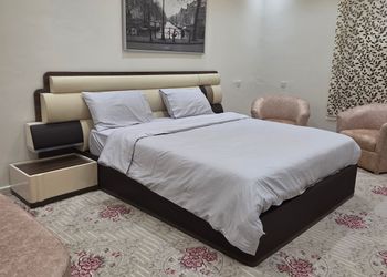 استديو بأثاث مريح وبسيط 