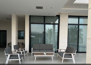 استراحة انيقة بمسبح ومسطح اخضر 