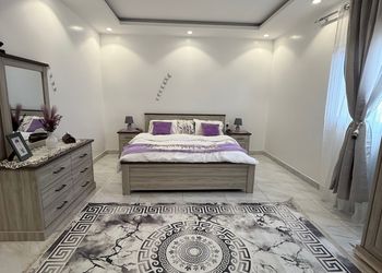 استديو بأثاث مريح وبسيط 