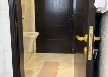 استديو بأثاث مريح وبسيط 