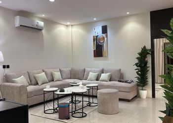 شقة بصالة مريحة ودخول ذاتي 