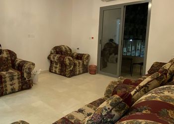 شقة بصالة وغرف نوم