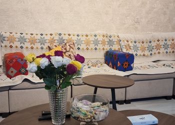 شاليه بمسطح اخضر وجلسة خارجية 