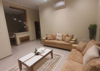 شقة بصالة وثلاث غرف نوم
