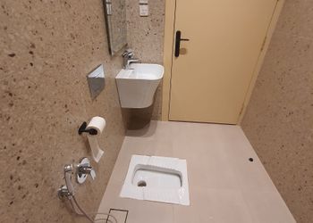 شقة بصالة وثلاث غرف نوم