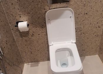 شقة بصالة وثلاث غرف نوم