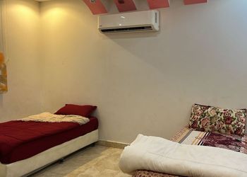 شاليه بمسطح اخضر وجلسة خارجية 
