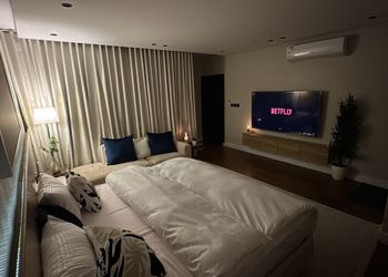 استديو بأثاث مريح وبسيط 