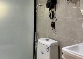 استديو بسرير ماستر وأثاث مريح 
