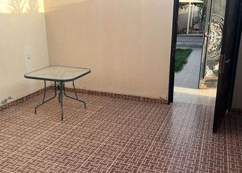 شاليه بمسطح اخضر وجلسة خارجية 