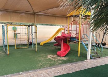 شاليه بمسطح اخضر وجلسة خارجية 