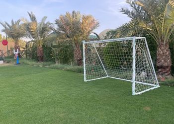 مزرعة بمسطح اخضر وبيت شعر