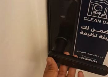 شقة بتصميم أنيق وصالة مريحة 