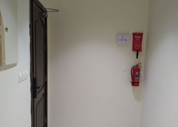 شقة بصالة جلوس وغرفتين نوم 