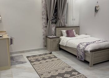 استديو بسرير مريح وتصميم هادئ 
