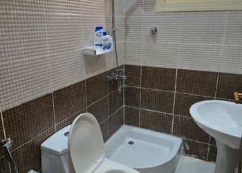 شقة بثلاث غرف نوم وصالة جلوس