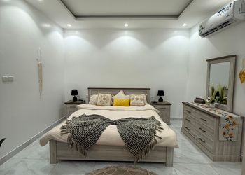 استديو بأثاث مريح وبسيط 