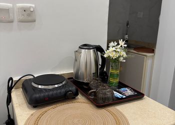 استديو بأثاث مريح وبسيط 