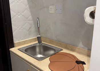 استديو بأثاث مريح وبسيط 