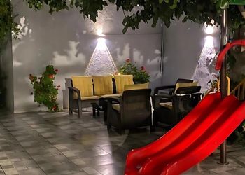 استراحة بألعاب أطفال وجلسة خارجية 