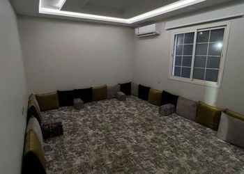 شاليه بمسطح اخضر ومسبح 