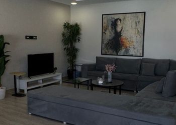 شاليه بمسطح اخضر ومسبح 