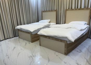شقة بصالة جلوس وثلاث غرف نوم 