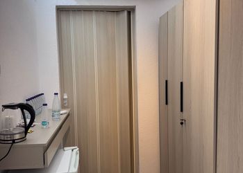 استديو بأثاث مريح وبسيط 