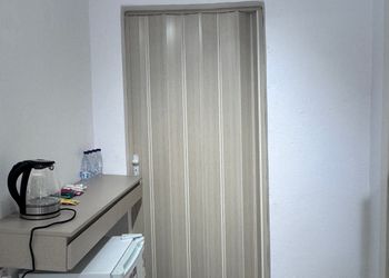استديو بأثاث مريح وبسيط 