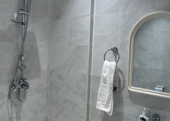 استديو بأثاث مريح وبسيط 
