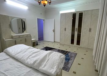 شقة بصالة وغرف نوم