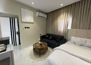 استديو بأثاث مريح وبسيط 