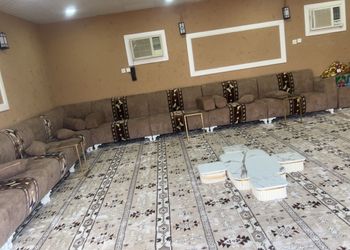 شاليه بجلسة خارجية ومسطح اخضر