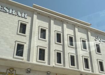 شقة بصالة أنيقة ودخول ذاتي