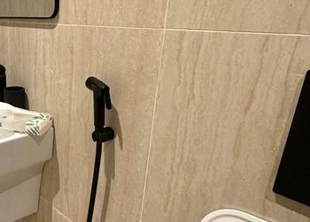 شقة بصالة أنيقة وثلاث غرف نوم