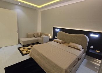 استديو بسرير ماستر وجلسة مريحة 