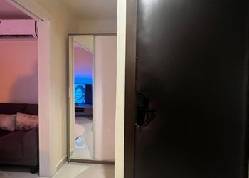 استديو بأثاث مريح وبسيط 
