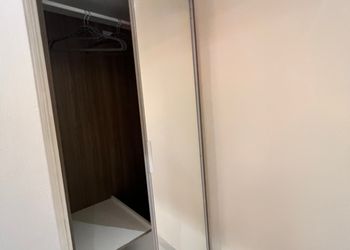 استديو بأثاث مريح وبسيط 