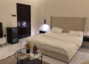استديو بسرير ماستر وجلسة مريحة 