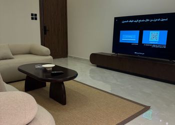 شقة بدخول ذاتي وصالة أنيقة 