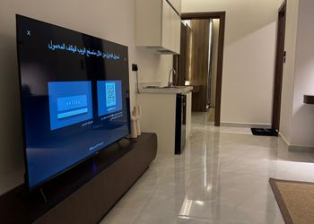 شقة بدخول ذاتي وصالة أنيقة 