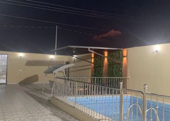 شاليه بمسبح خارجي وجلسة خارجية