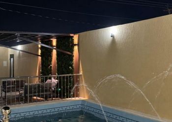 شاليه بمسبح خارجي وجلسة خارجية