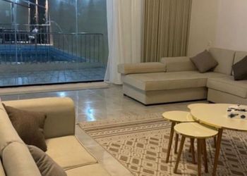 شاليه بمسبح خارجي وجلسة خارجية